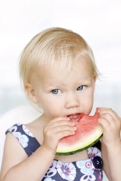 Petite fille mignonne mangeant une pastèque . — Photo