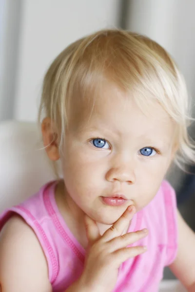思いやりのある見ている幼児の肖像画 — ストック写真