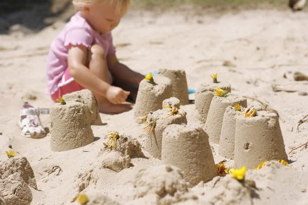 砂の城を作る小さな女の子. — ストック写真