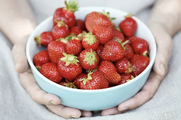 Kom van aardbeien. — Stockfoto