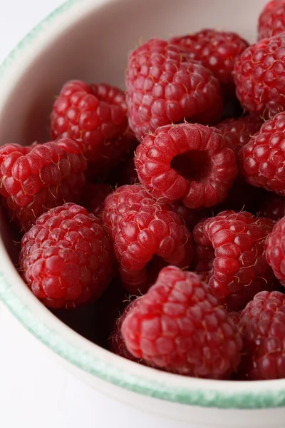 Fresh raspberries in a bowl. — Stock Photo, Image
