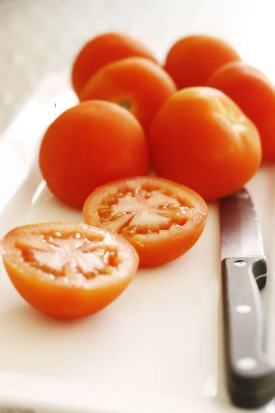 Čerstvá rajčata na bílém podnose. — Stock fotografie