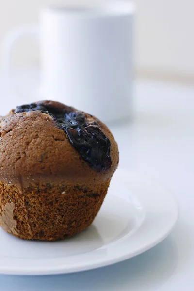 Blueberry muffin op een witte plaat. — Stockfoto