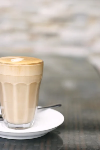 Latte em um copo em um café — Fotografia de Stock