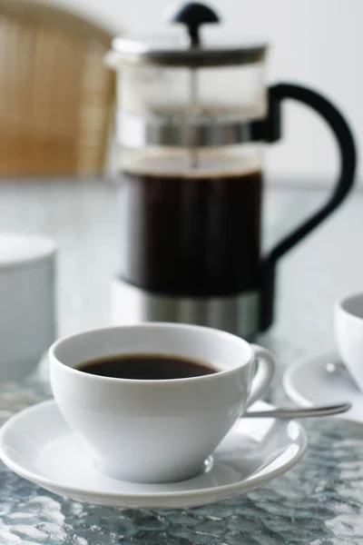 Siyah filtre kahve ve pistonu üzerinde bir gla — Stok fotoğraf