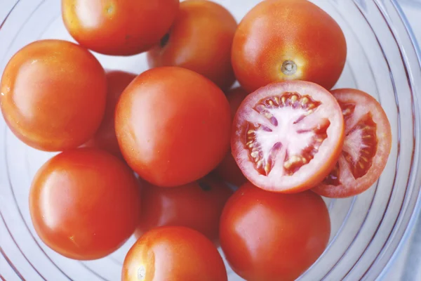 Čerstvá rajčata ve skleněné misce. — Stock fotografie
