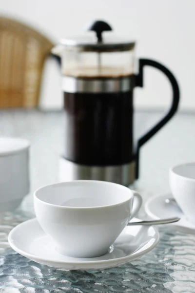 Zwarte filterkoffie en zuiger op een gla — Stockfoto
