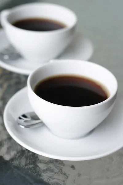 Dvě černý filtr kávy v bílých šálků. — Stock fotografie