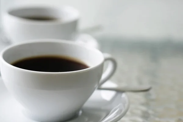 Twee zwarte filter koffie in witte cups. — Stockfoto