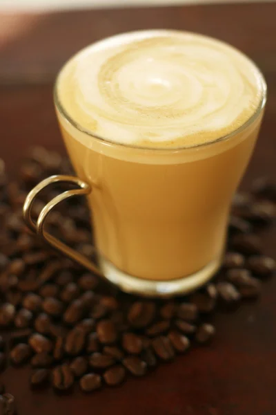 Смачний латте в келиху з кавовим мистецтвом — стокове фото