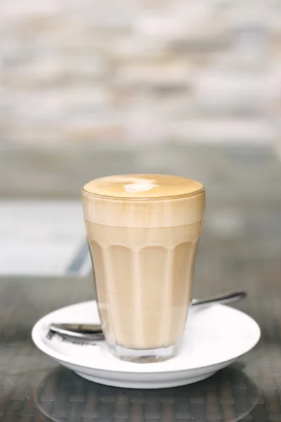 Latte i ett glas på caf — Stockfoto