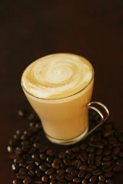 Delicioso café con leche en vidrio con arte del café — Foto de Stock