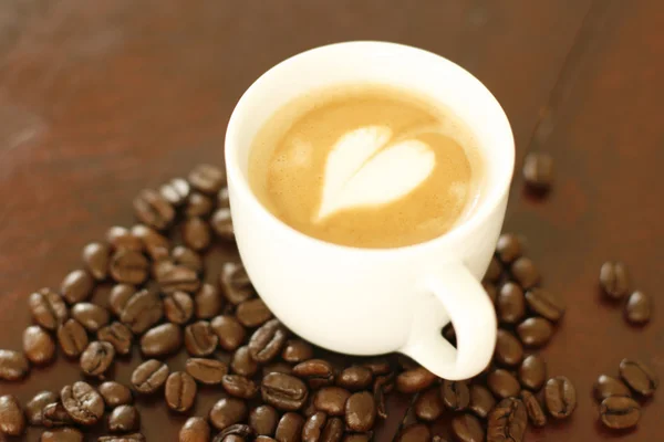 Kalbi olan Piccolo latte kahve şeklinde — Stok fotoğraf