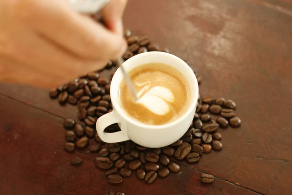 Barista, δημιουργώντας μια καρδιά σχήμα καφέ ένα — Φωτογραφία Αρχείου