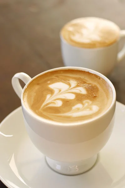 Två läckra lattes i koppar. — Stockfoto