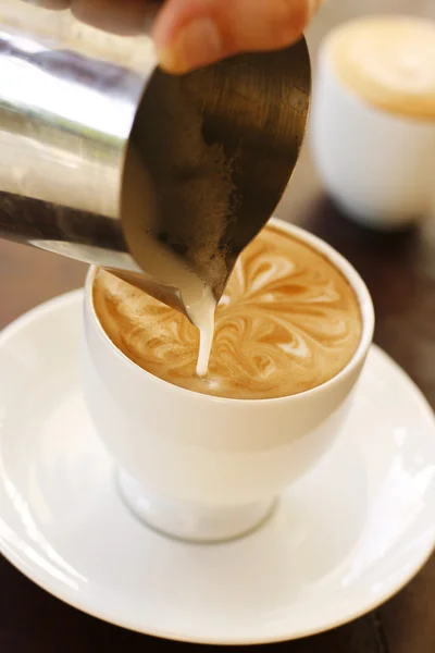Бариста, создающая искусство латте-кофе . — стоковое фото