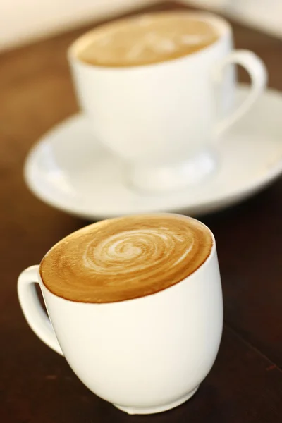 Dos deliciosos cafés con leche en una mesa . — Foto de Stock