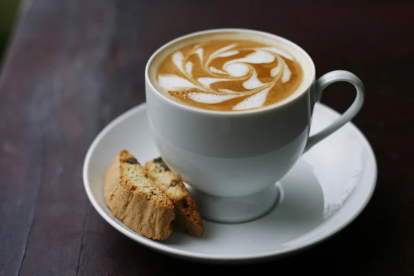 Delicious latte with coffee art swirl de — Stock Photo, Image