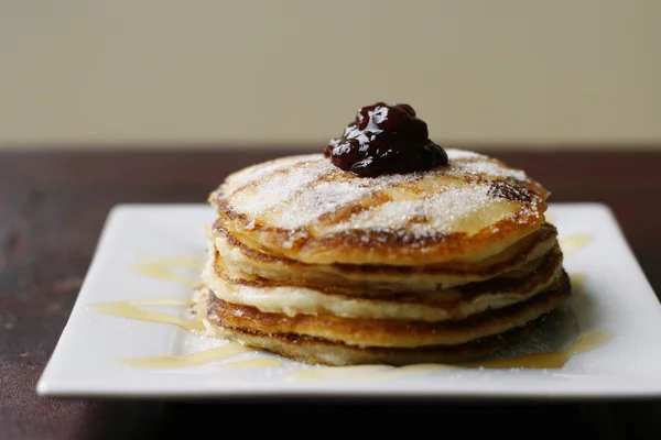 Stack of pancakes with honey and jam. — Stock Photo, Image