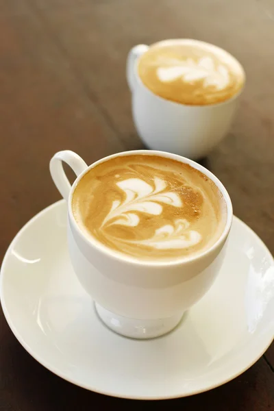 Δύο νόστιμα lattes σε φλιτζάνια. — Φωτογραφία Αρχείου
