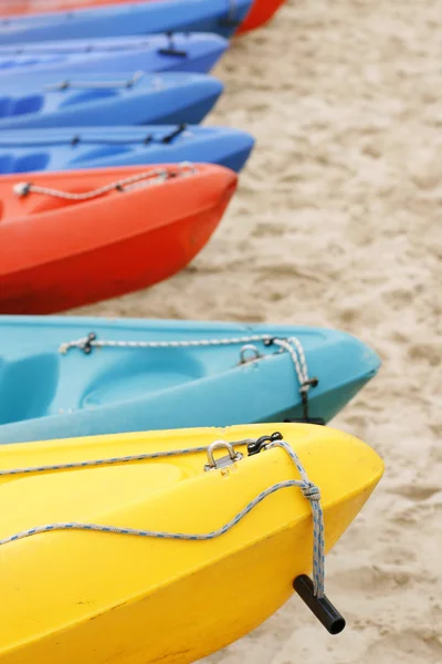Colorful kayaks on the sand. — Stock Photo, Image