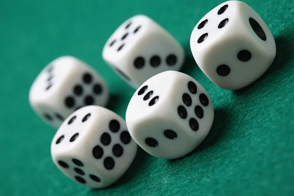 Il gioco d'azzardo muore su una superficie verde . — Foto Stock