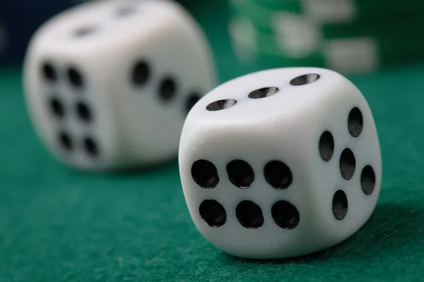 Par de jogo morrer e fichas de poker em — Fotografia de Stock