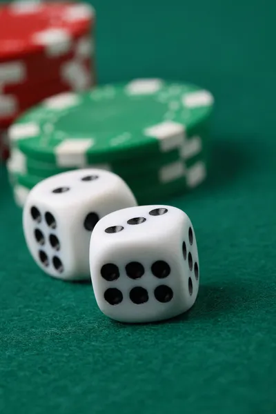 Par de fichas de póquer y dados de juego —  Fotos de Stock