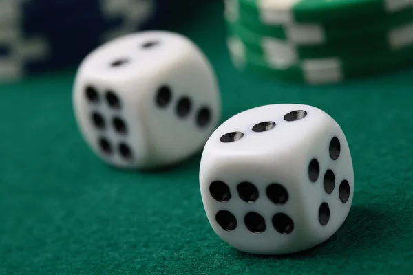 Par de fichas de póquer y dados de juego — Foto de Stock
