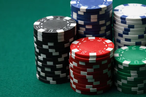 Стек покерних чіпів на зеленій поверхні — стокове фото