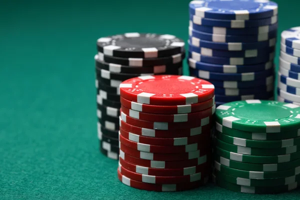 Stack di fiches da poker su una superficie verde — Foto Stock