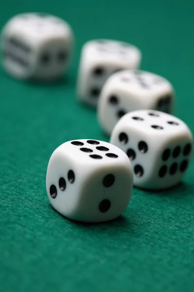 Gokken sterven op een groene ondergrond. — Stockfoto