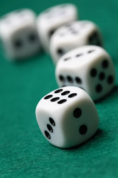 Gambling mourir sur une surface verte . — Photo