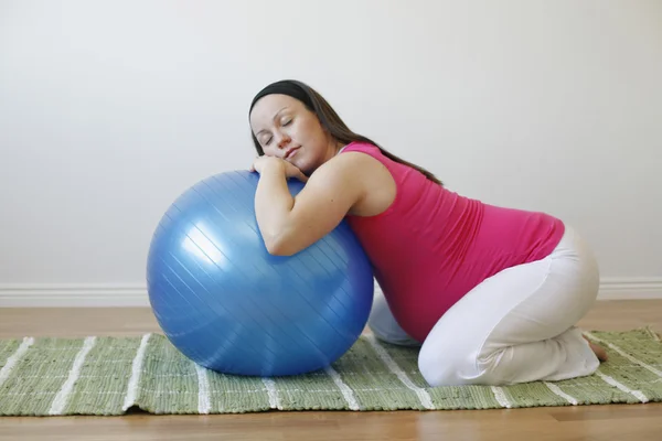 Unga gravid kvinna göra en avslappning — Stockfoto