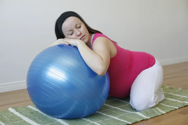 Jeune femme enceinte faisant une relaxation — Photo