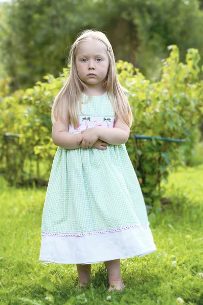 Porträt eines nachdenklichen kleinen Mädchens. — Stockfoto