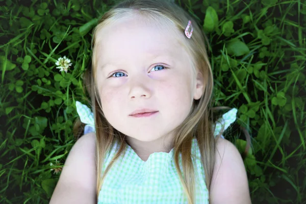 Porträt eines nachdenklichen kleinen Mädchens. — Stockfoto