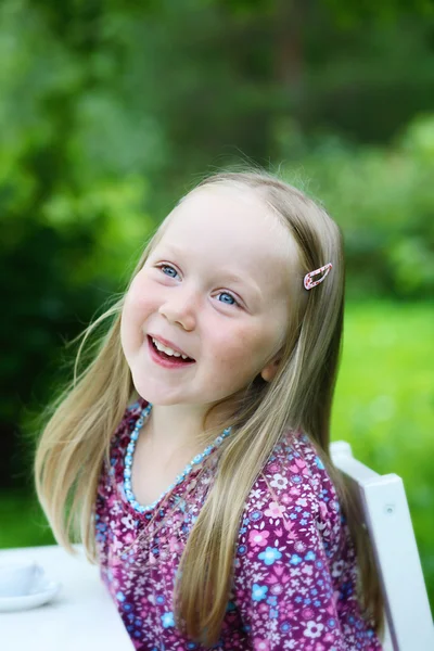 Smiling little girl outdoors. — Stock Photo, Image