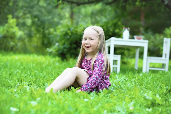 Leende liten flicka utomhus. — Stockfoto