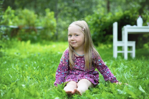 Leende liten flicka utomhus. — Stockfoto