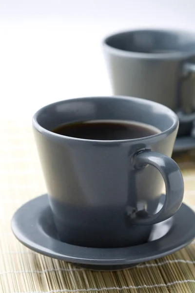 Twee zwarte filter koffie. — Stockfoto