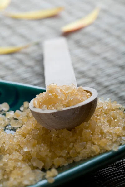 Koupelové soli, lžíci a misky. — Stock fotografie