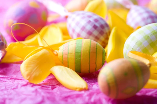 Luminose uova di Pasqua colorate — Foto Stock