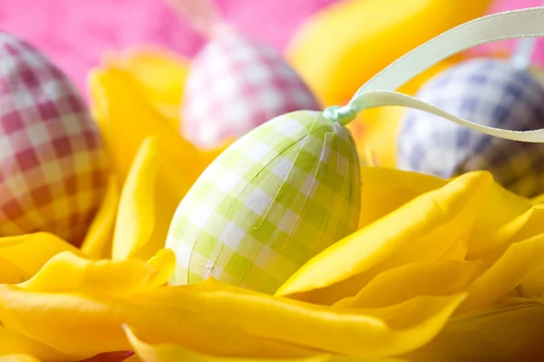 Sarı Lale yaprakları üzerinde Paskalya yortusu yumurta — Stok fotoğraf
