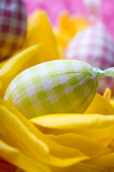 Ovos de Páscoa em pétalas de tulipa amarela — Fotografia de Stock