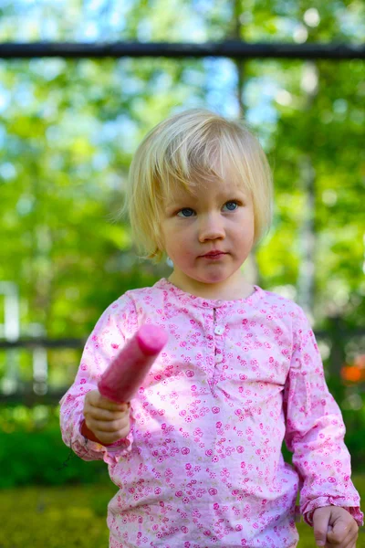 Dondurma ile küçük kız — Stok fotoğraf