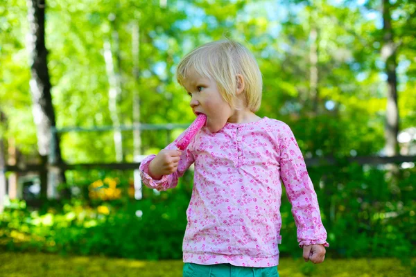 Dondurma ile küçük kız — Stok fotoğraf