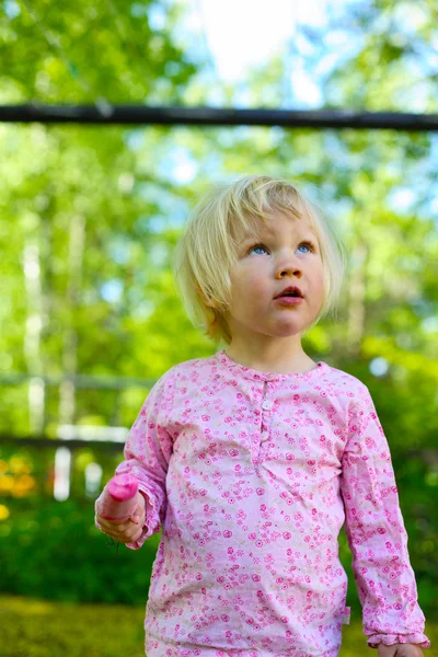 Κοριτσάκι με παγωτό καϊμάκι — Φωτογραφία Αρχείου