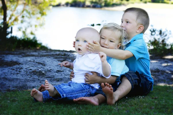 Tři bratři šťastní spolu venku. — Stock fotografie