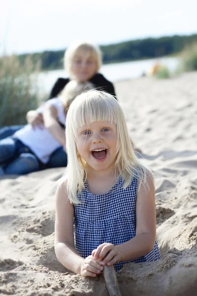Genç kız plajda eğlenmek. — Stok fotoğraf